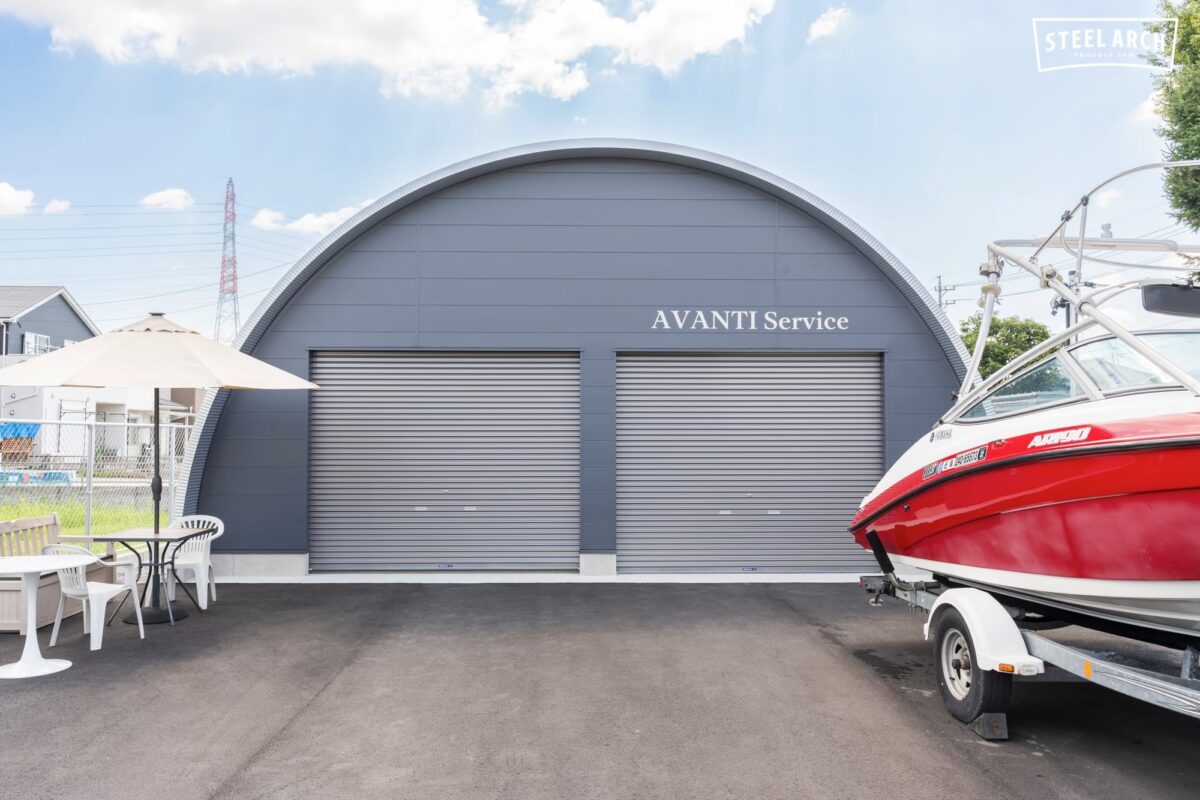 【倉庫兼作業場】車両の出し入れもスムーズ、グレーで統一したスチールアーチ