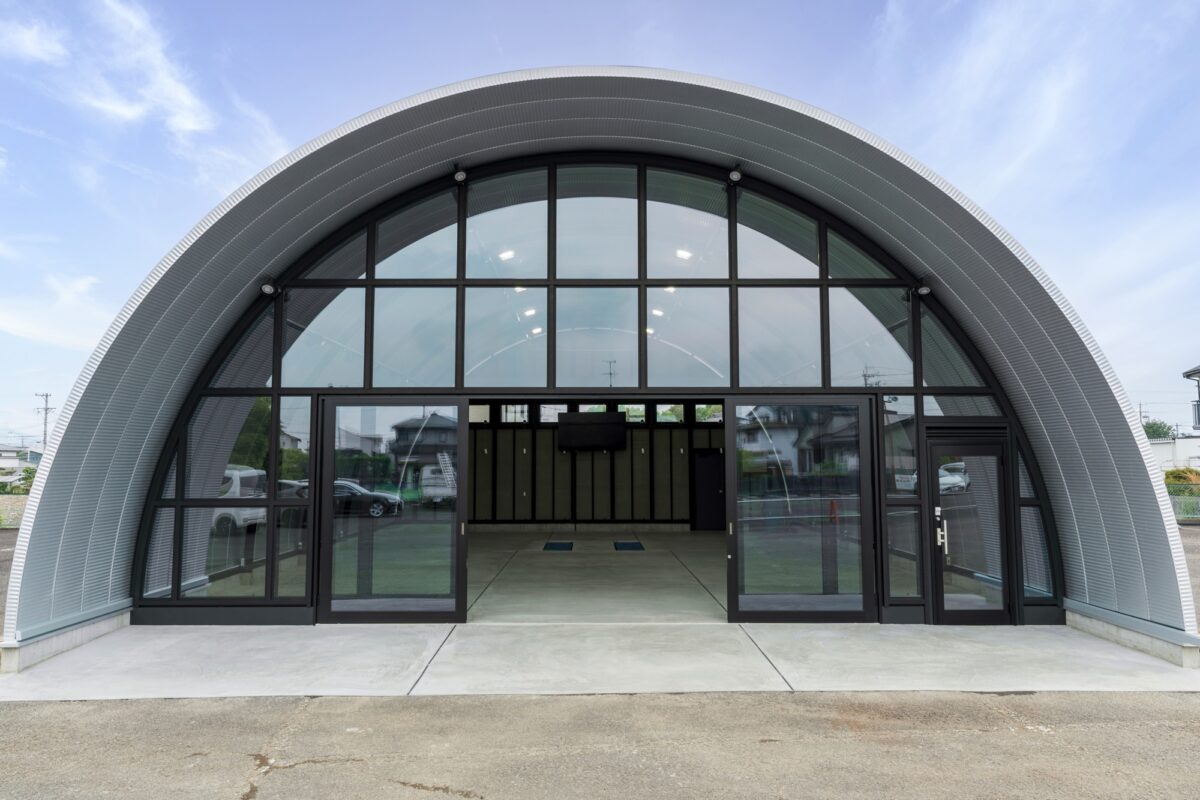 【倉庫兼作業場】正面ガラス張りのカーテンウォール仕様！おしゃれなスチールアーチ