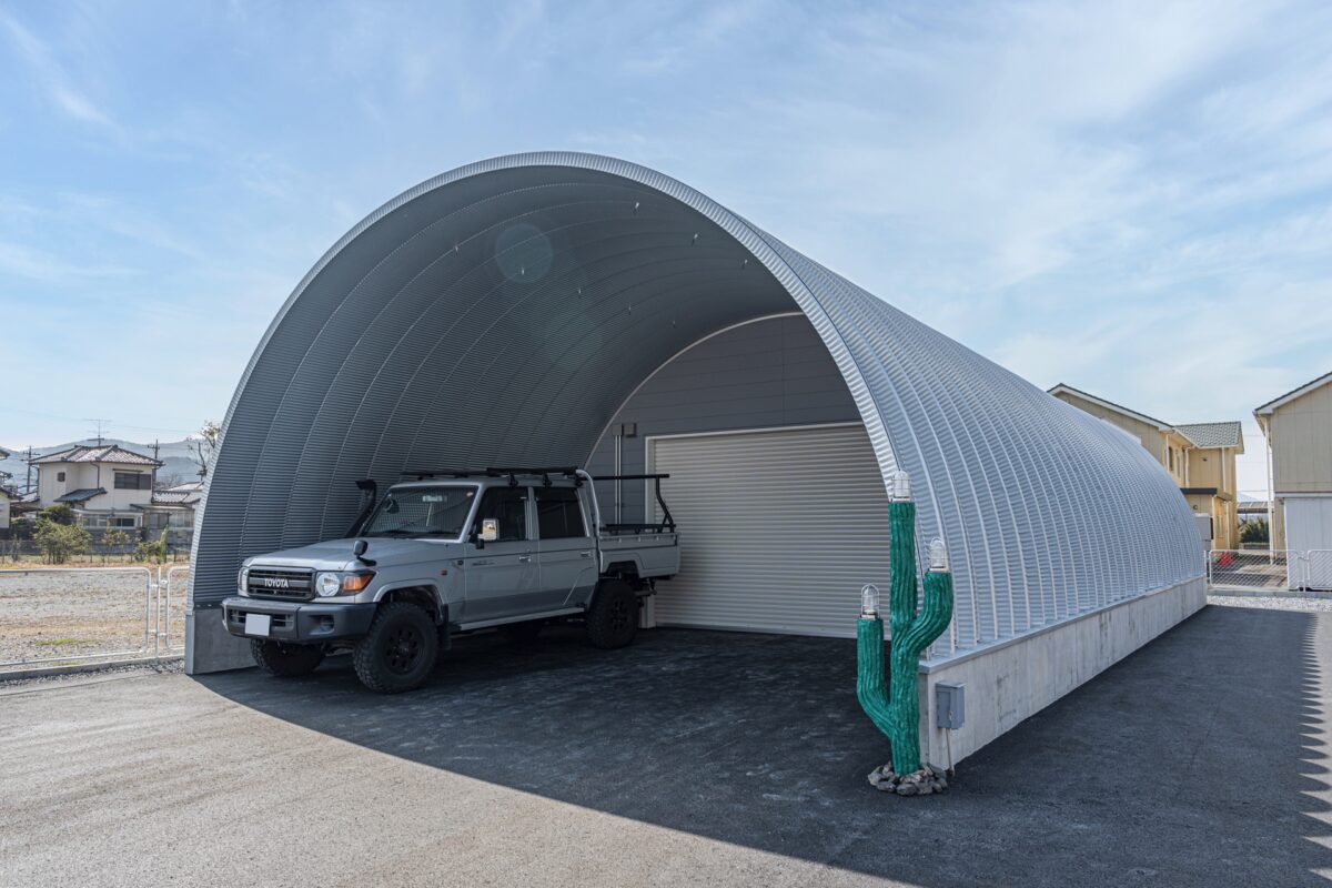 【倉庫兼作業場】庇を長くして積み下ろしもスムーズなスチールアーチ