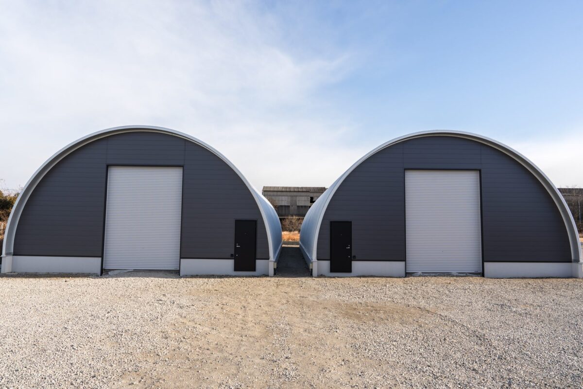 【倉庫2連棟】ローコストで実現！発泡ウレタン吹付断熱施工のスチールアーチ