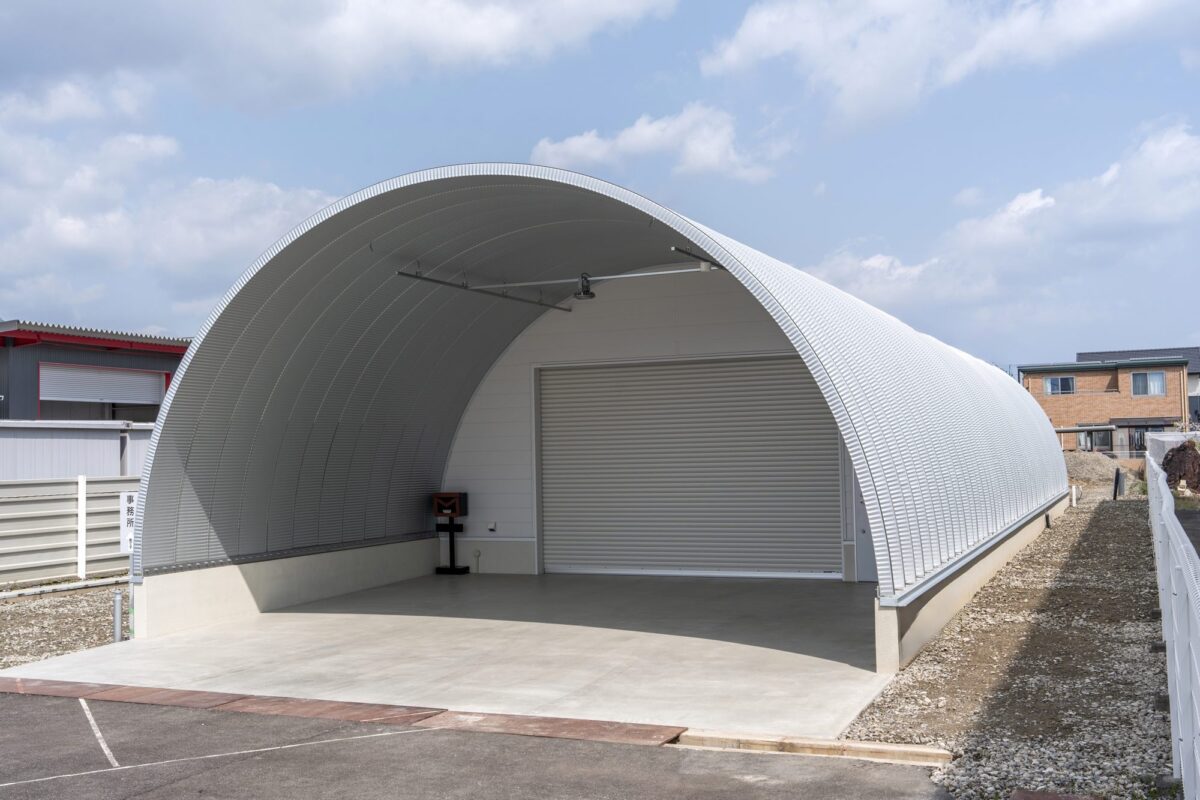 【倉庫兼事務所】倉庫と事務所を一体化して効率的！機能性重視のスチールアーチ